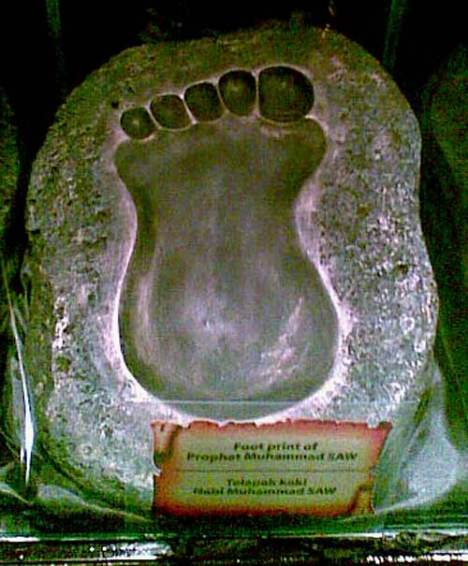 Telapak kaki Nabi Muhammad SAW. Koleksi yang dipamerkan dalam acara ini beberapa di antaranya bukanlah barang asli, melainkan hanya replika.