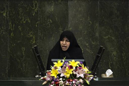 Marzieh Vahid Dastjerdi menyampaikan pidatonya di parlemen Iran 
atau yang biasa disebut Majelis Wali 1 September lalu. Reuters/Morteza 
Nikoubazl.