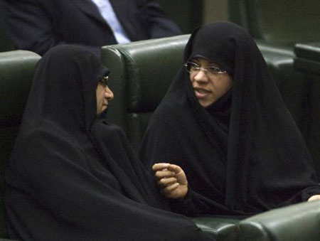 Sebelumnya Ahmadinejad mengajukan 3 perempuan yang menjadi 
nominasi anggota kabinet, namun hanya Marzieh Vahid Dastjerdi yang 
disetujui. Marzieh (kiri) berbincang dengan nominasi menteri perempuan 
lainnya yang ditolak parlemen Iran, Fatemeh Ajorlou. . Reuters/Morteza 
Nikoubazl
